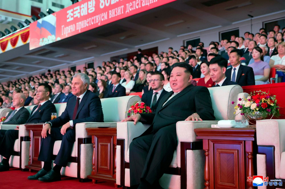 Председатель Государственных дел КНДР Ким Чен Ын выразил признательность российским деятелям искусства за прошедший вчера в Пхеньяне концерт, который «придал…