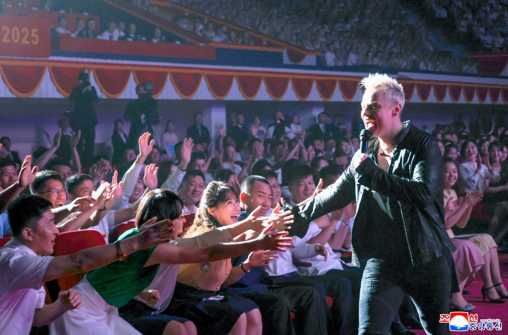 Председатель Государственных дел КНДР Ким Чен Ын выразил признательность российским деятелям искусства за прошедший вчера в Пхеньяне концерт, который «придал…