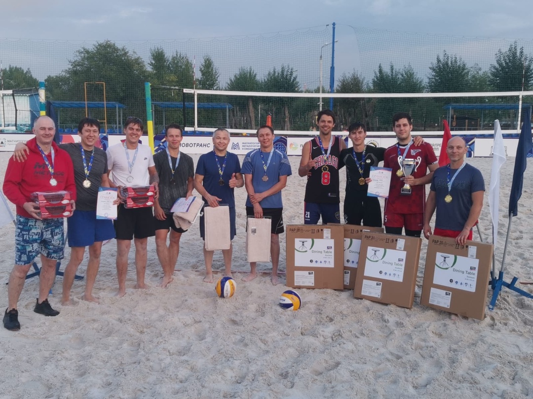 Кубок ПАО «ММК» по пляжному волейболу, посвящённый Дню физкультурника, выдался жарким, несмотря на ненастье