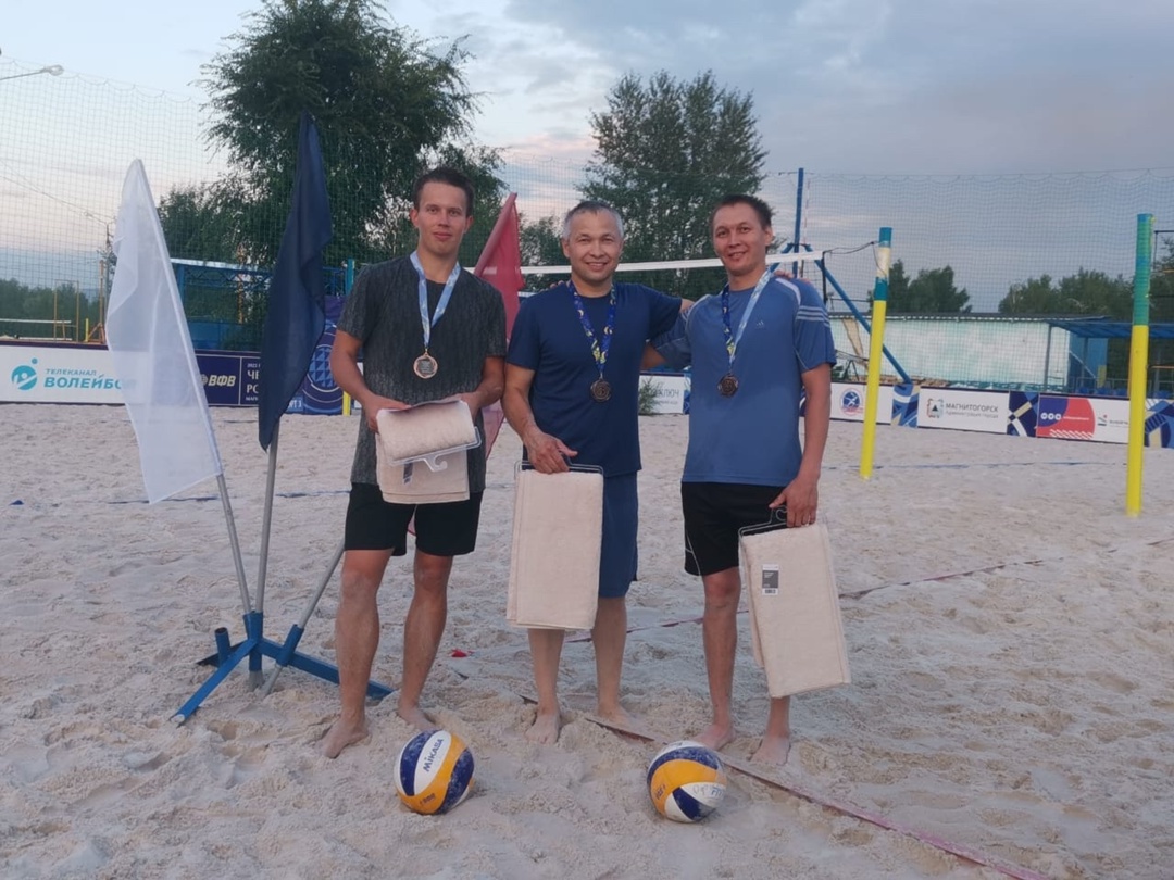 Кубок ПАО «ММК» по пляжному волейболу, посвящённый Дню физкультурника, выдался жарким, несмотря на ненастье