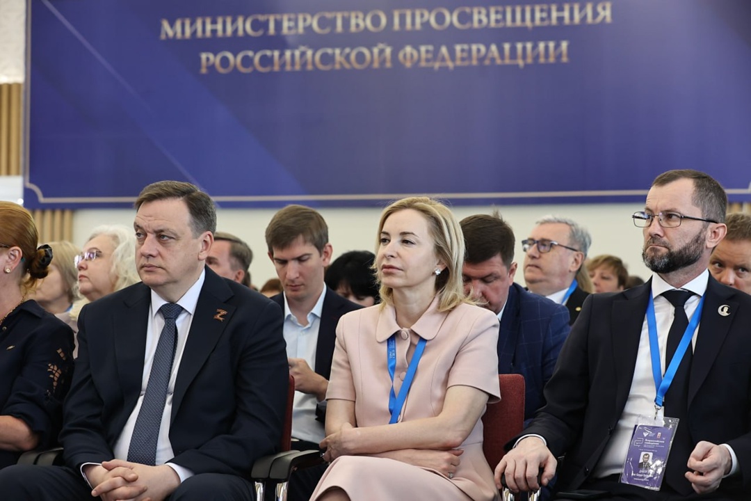 Дмитрий Чернышенко и Сергей Кравцов провели Всероссийское совещание региональных министров образования.