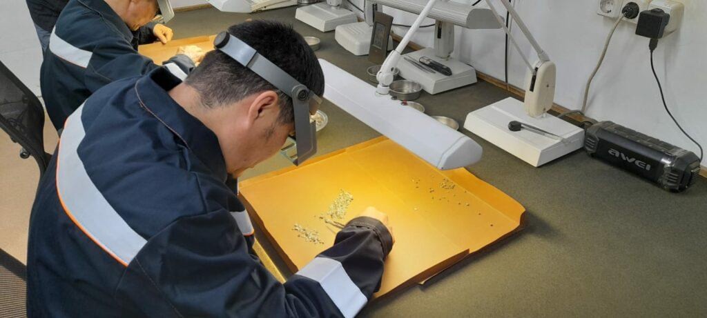 Журналисты республиканских СМИ Якутии посетили самую северную производственную площадку АЛРОСА по добыче алмазов – прииск "Молодо" компании "Алмазы Анабара".