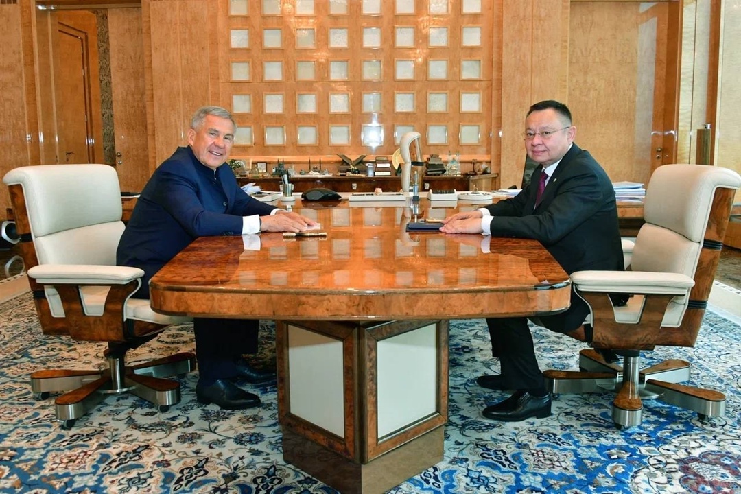 В рамках Всероссийского форума «Развитие малых городов и исторических поселений» состоялась встреча Главы Минстроя России Ирека Файзуллина и Главы Республики…