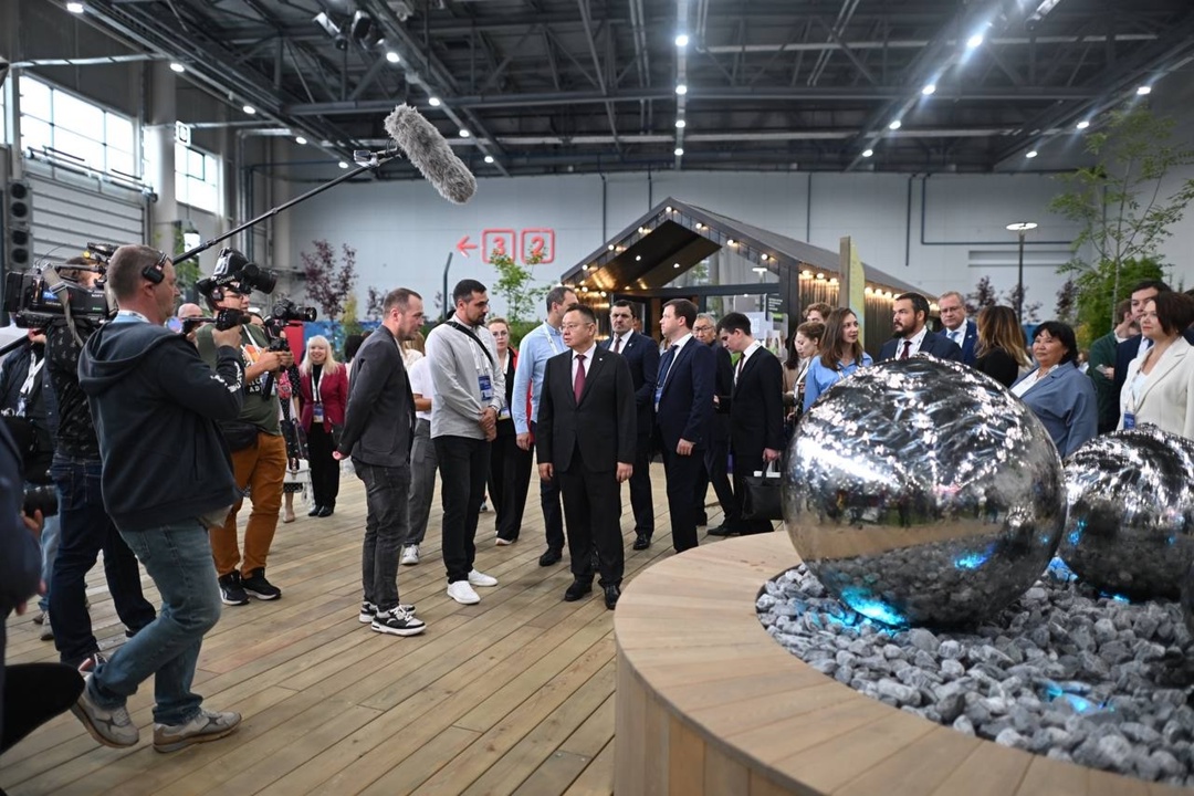 Министр строительства и ЖКХ РФ Ирек Файзуллин осмотрел экспозицию на X Всероссийском форуме «Развитие малых городов и исторических поселений»