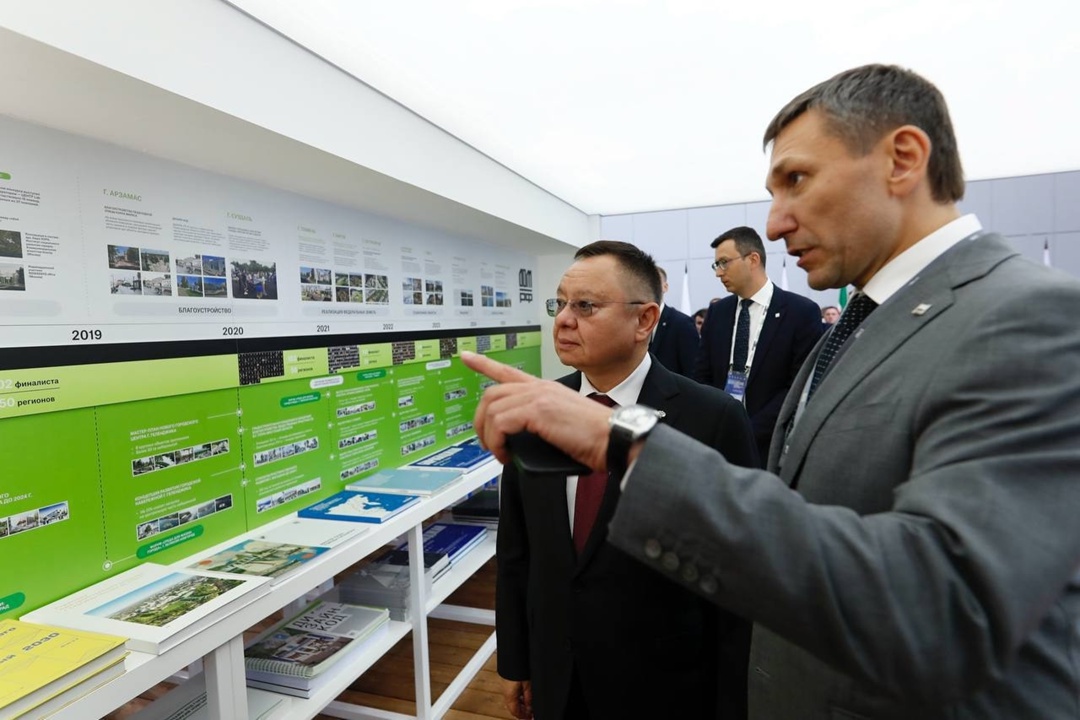 Министр строительства и ЖКХ РФ Ирек Файзуллин осмотрел экспозицию на X Всероссийском форуме «Развитие малых городов и исторических поселений»