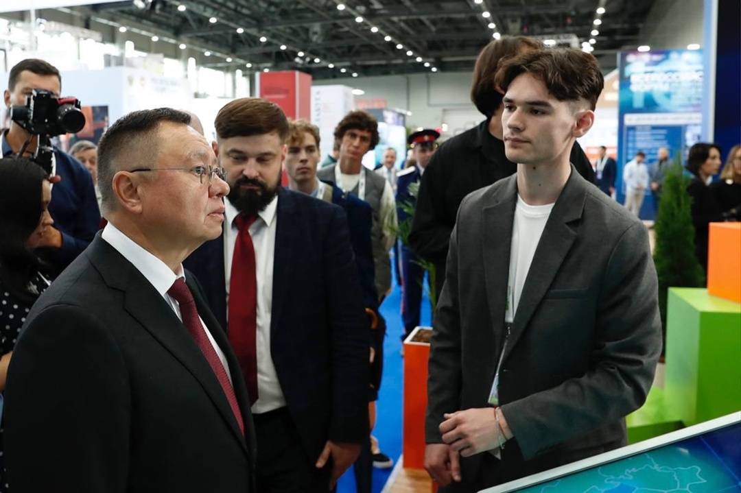 Министр строительства и ЖКХ РФ Ирек Файзуллин осмотрел экспозицию на X Всероссийском форуме «Развитие малых городов и исторических поселений»