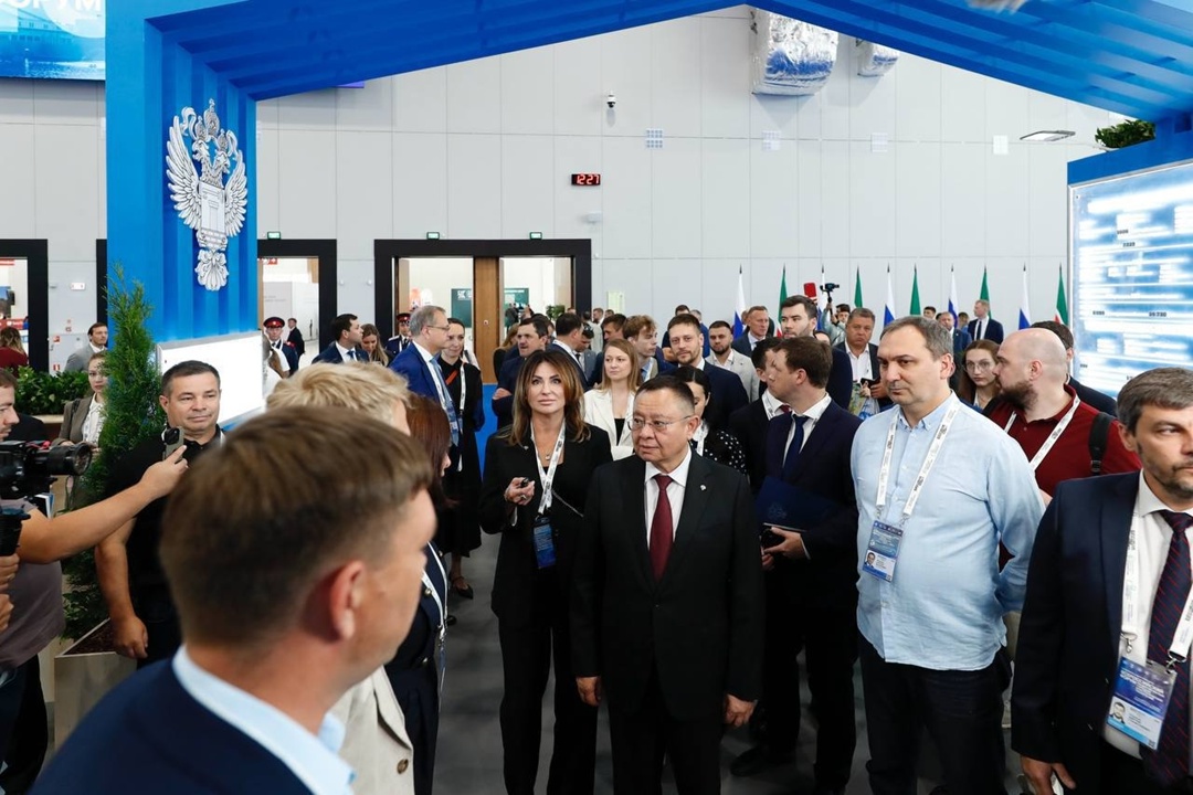 Министр строительства и ЖКХ РФ Ирек Файзуллин осмотрел экспозицию на X Всероссийском форуме «Развитие малых городов и исторических поселений»