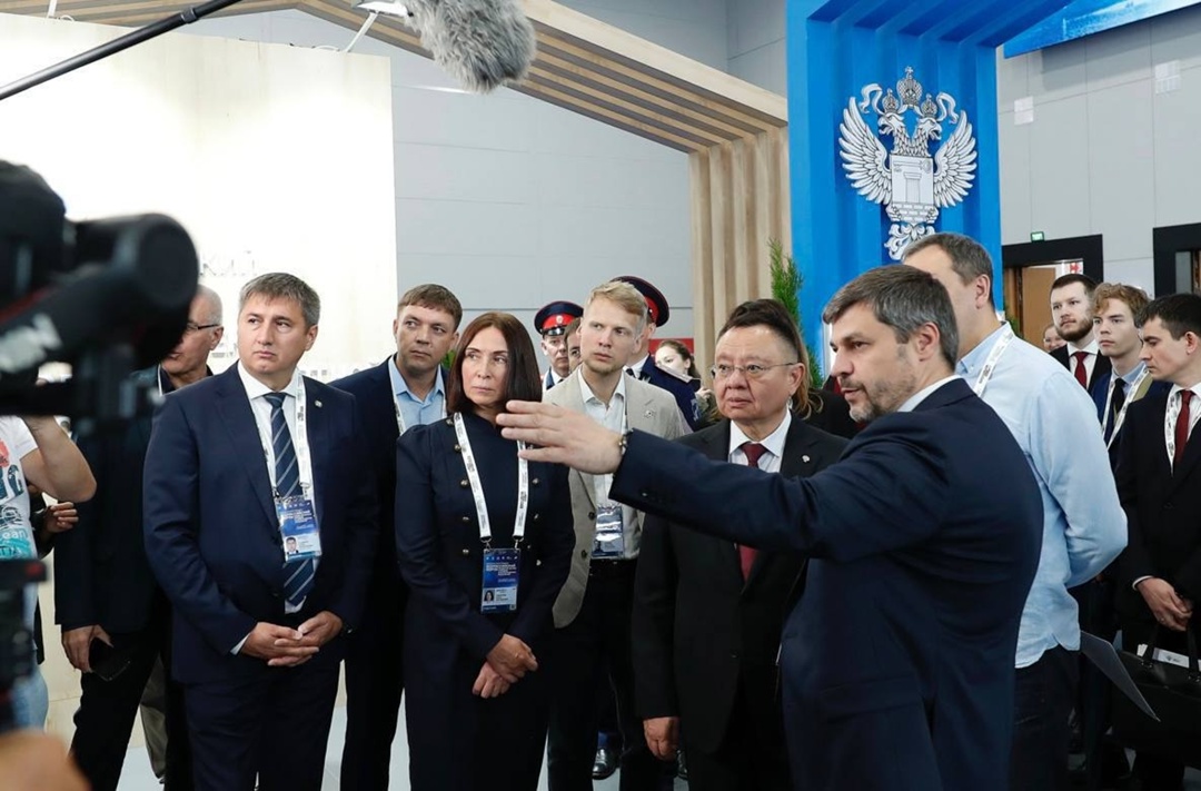 Министр строительства и ЖКХ РФ Ирек Файзуллин осмотрел экспозицию на X Всероссийском форуме «Развитие малых городов и исторических поселений»