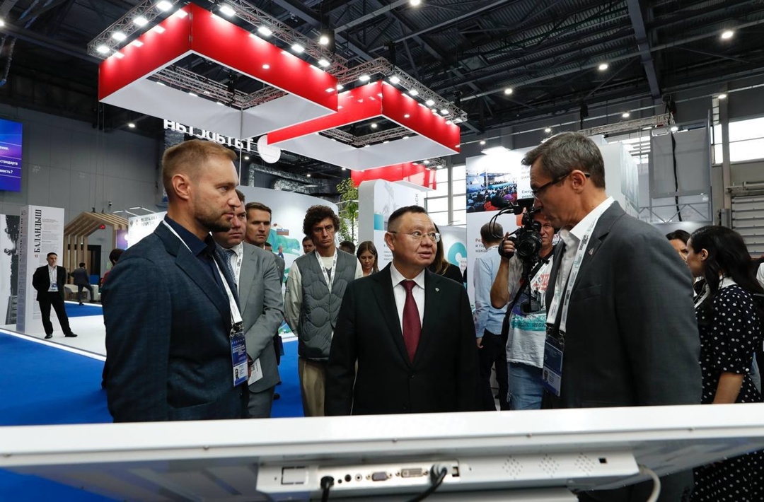 Министр строительства и ЖКХ РФ Ирек Файзуллин осмотрел экспозицию на X Всероссийском форуме «Развитие малых городов и исторических поселений»