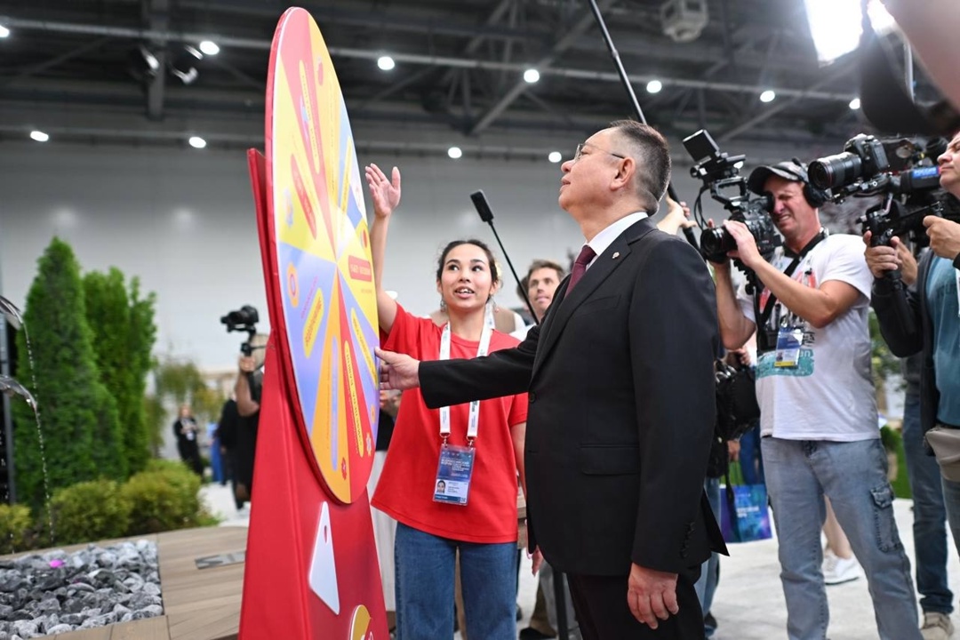 Министр строительства и ЖКХ РФ Ирек Файзуллин осмотрел экспозицию на X Всероссийском форуме «Развитие малых городов и исторических поселений»