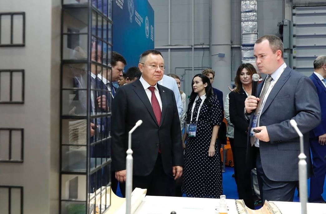 Министр строительства и ЖКХ РФ Ирек Файзуллин осмотрел экспозицию на X Всероссийском форуме «Развитие малых городов и исторических поселений»