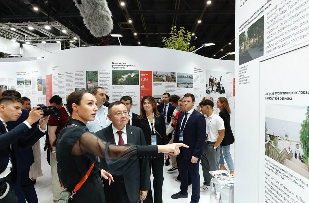 Министр строительства и ЖКХ РФ Ирек Файзуллин осмотрел экспозицию на X Всероссийском форуме «Развитие малых городов и исторических поселений»