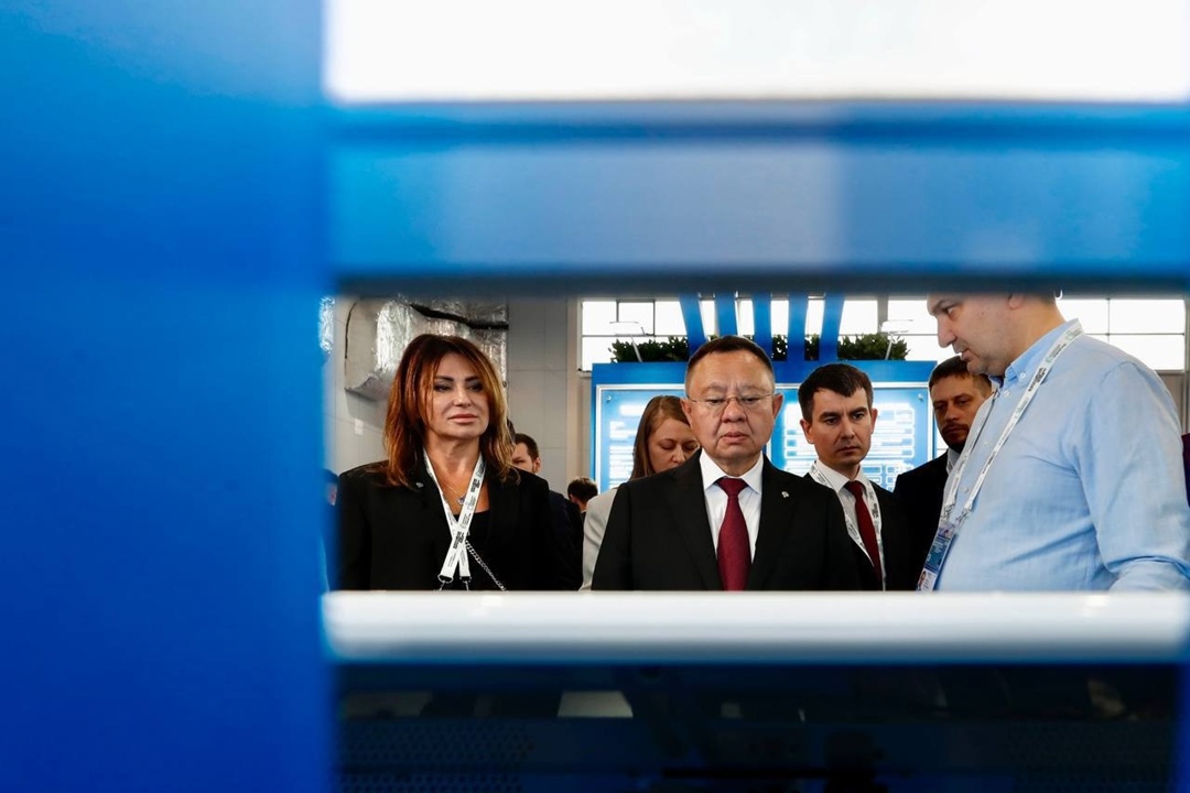 Министр строительства и ЖКХ РФ Ирек Файзуллин осмотрел экспозицию на X Всероссийском форуме «Развитие малых городов и исторических поселений»
