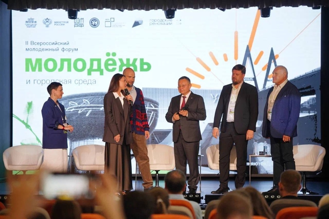 Глава Минстроя России Ирек Файзуллин ознакомился с проектными мастерскими на ll Всероссийском молодежном форуме «Молодёжь и городская среда» в Казани