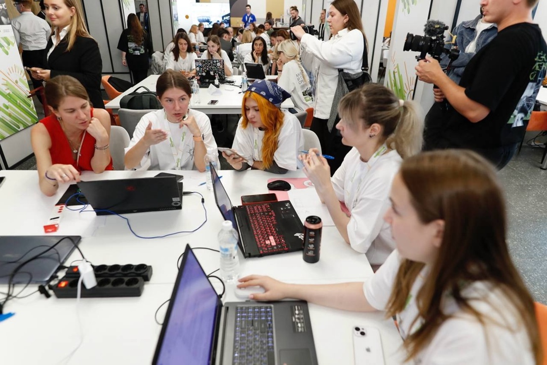 Глава Минстроя России Ирек Файзуллин ознакомился с проектными мастерскими на ll Всероссийском молодежном форуме «Молодёжь и городская среда» в Казани