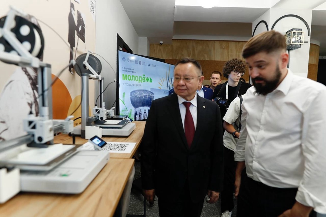 Глава Минстроя России Ирек Файзуллин ознакомился с проектными мастерскими на ll Всероссийском молодежном форуме «Молодёжь и городская среда» в Казани
