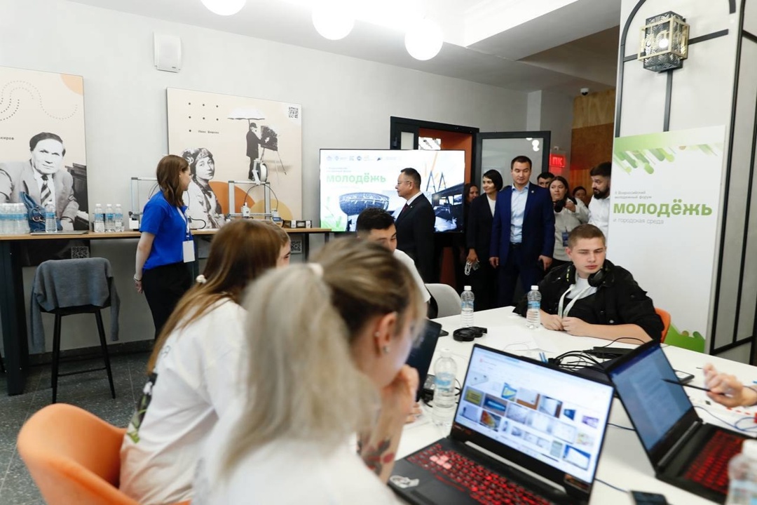 Глава Минстроя России Ирек Файзуллин ознакомился с проектными мастерскими на ll Всероссийском молодежном форуме «Молодёжь и городская среда» в Казани