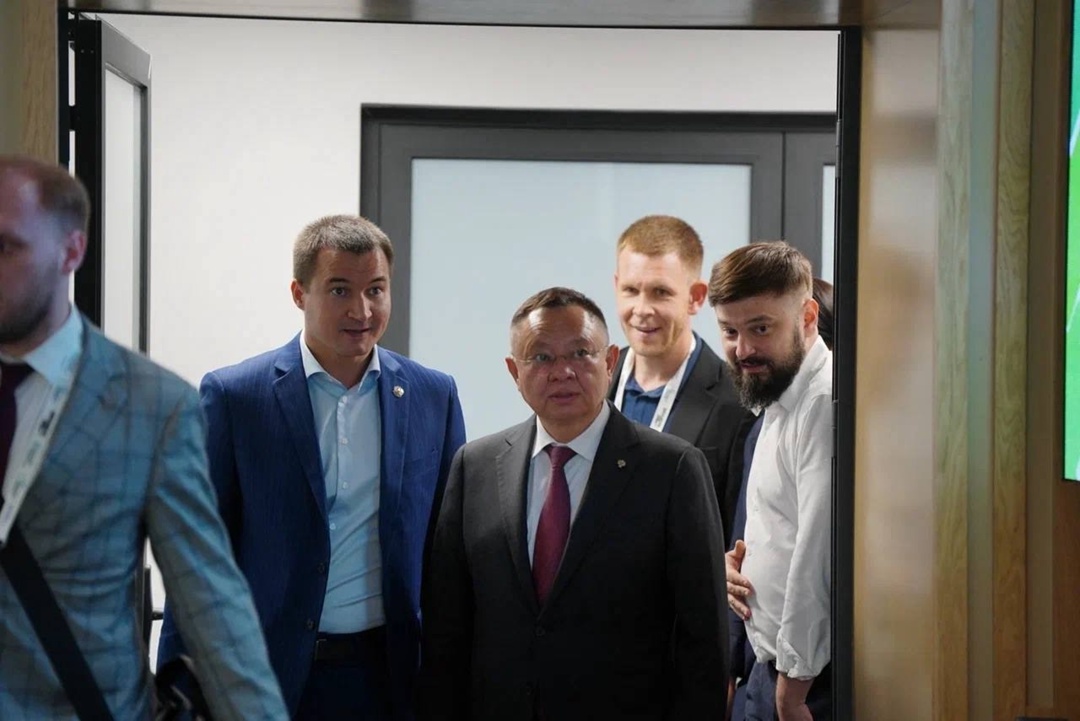 Глава Минстроя России Ирек Файзуллин ознакомился с проектными мастерскими на ll Всероссийском молодежном форуме «Молодёжь и городская среда» в Казани