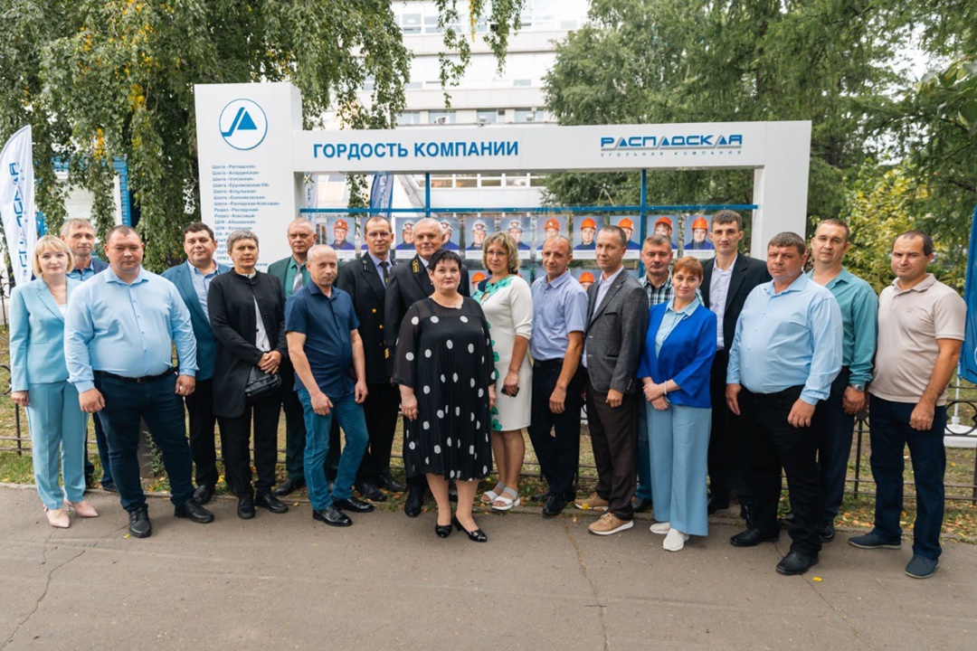 Пусть гордится весь Кузбасс! Обновили нашу Галерею шахтерской славы в главном офисе Распадской в Новокузнецке