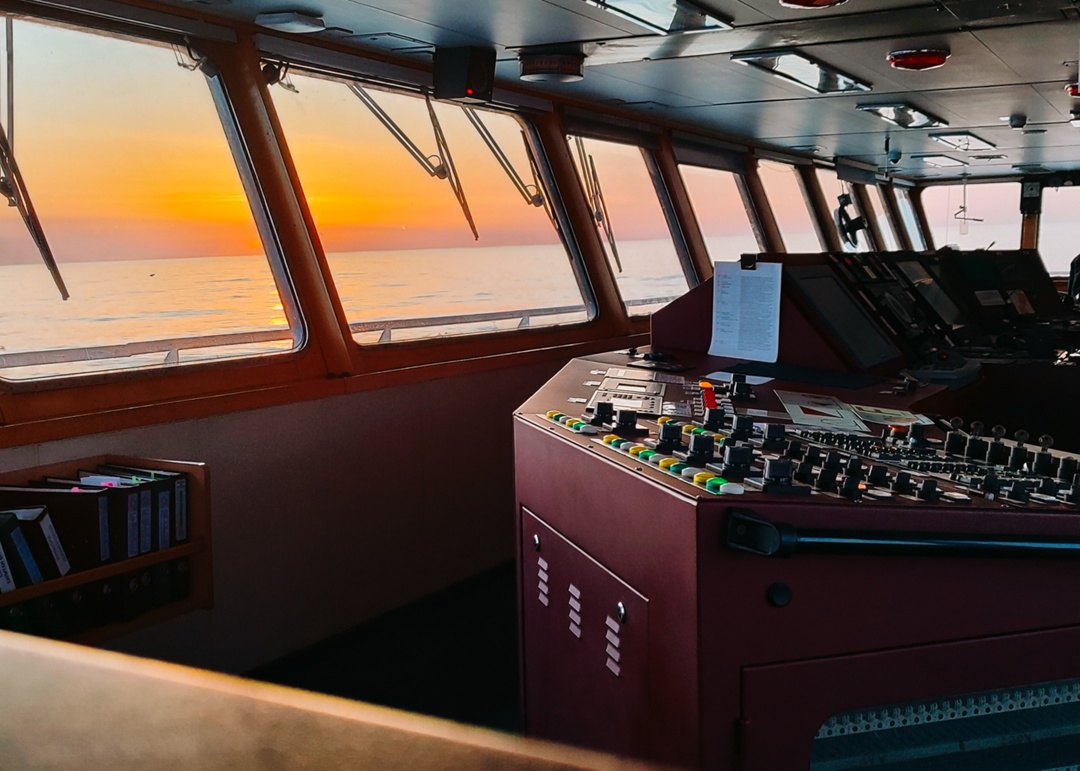 Закаты на борту судна FESCO – это В море, за штурвалом, среди волн и ветра — и вдруг солнце, уходящее за горизонт, превращает всё вокруг в золото