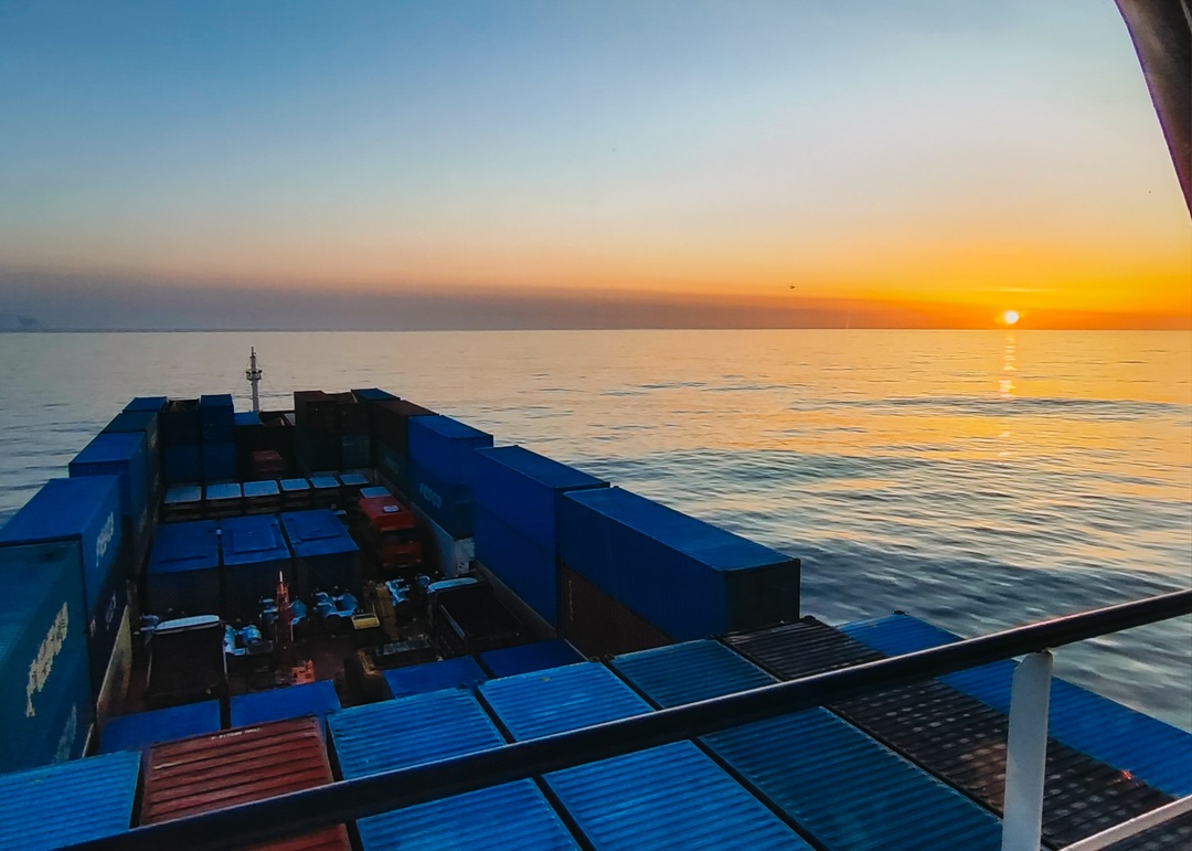 Закаты на борту судна FESCO – это В море, за штурвалом, среди волн и ветра — и вдруг солнце, уходящее за горизонт, превращает всё вокруг в золото