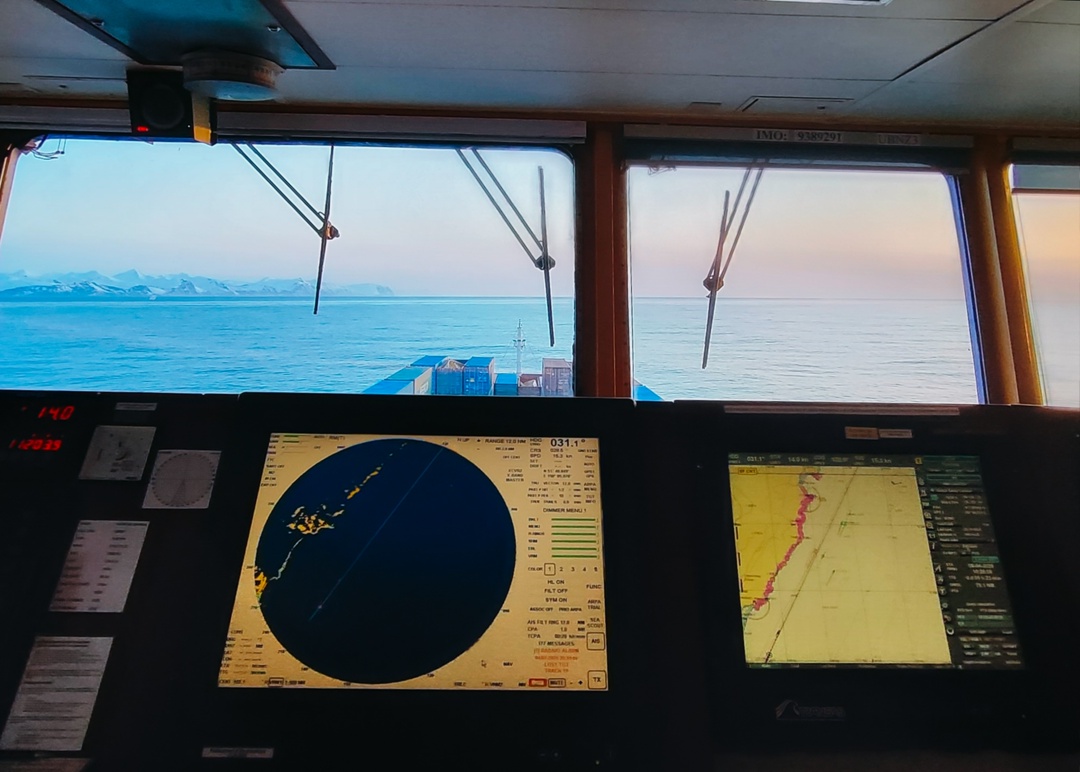 Закаты на борту судна FESCO – это В море, за штурвалом, среди волн и ветра — и вдруг солнце, уходящее за горизонт, превращает всё вокруг в золото