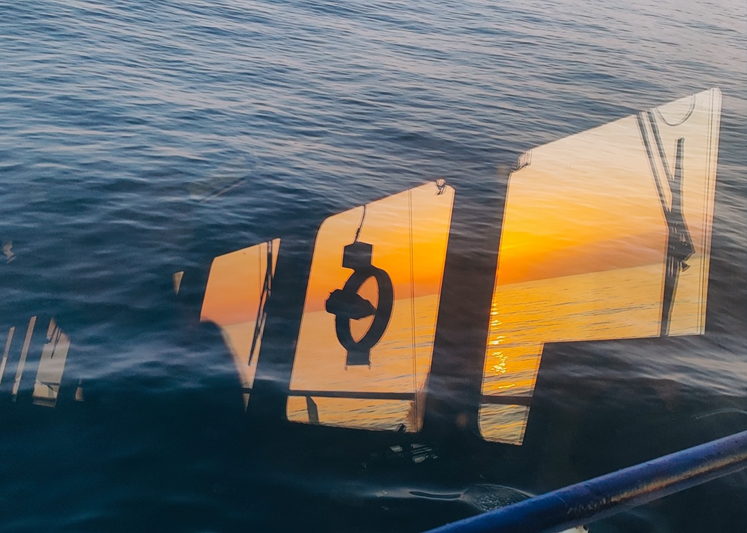 Закаты на борту судна FESCO – это В море, за штурвалом, среди волн и ветра — и вдруг солнце, уходящее за горизонт, превращает всё вокруг в золото