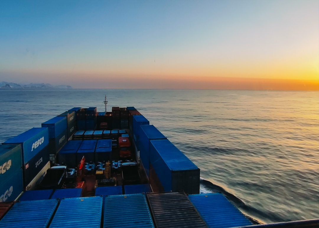 Закаты на борту судна FESCO – это В море, за штурвалом, среди волн и ветра — и вдруг солнце, уходящее за горизонт, превращает всё вокруг в золото