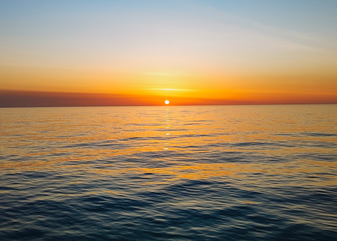 Закаты на борту судна FESCO – это В море, за штурвалом, среди волн и ветра — и вдруг солнце, уходящее за горизонт, превращает всё вокруг в золото