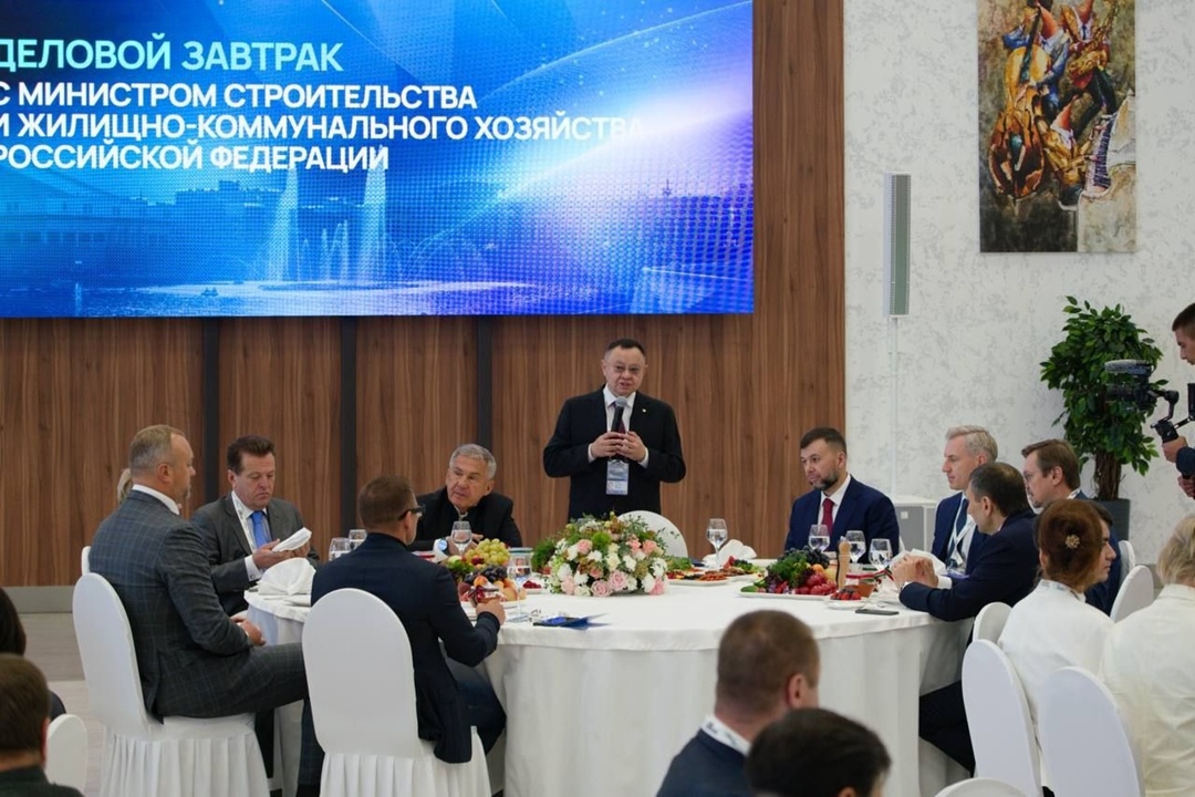 В рамках Всероссийского форума «Развитие малых городов и исторических поселений» состоялся деловой завтрак «Малый город - среда роста» с главой Минстроя России…