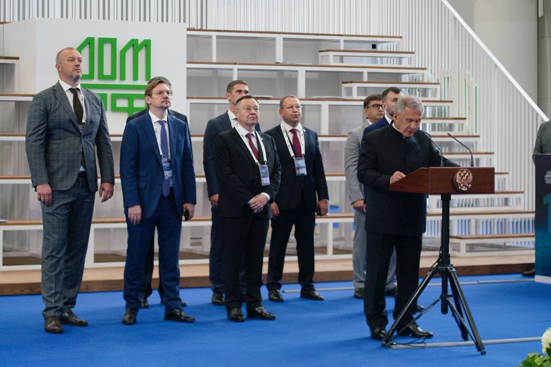 Глава Минстроя России Ирек Файзуллин совместно с Раисом Республики Татарстан Рустамом Миннихановым принял участие в открытии футбольных манежей