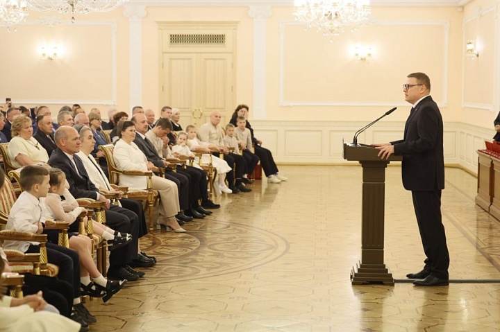 Губернатор Челябинской области Алексей Текслер вручил награды работникам Группы ММК