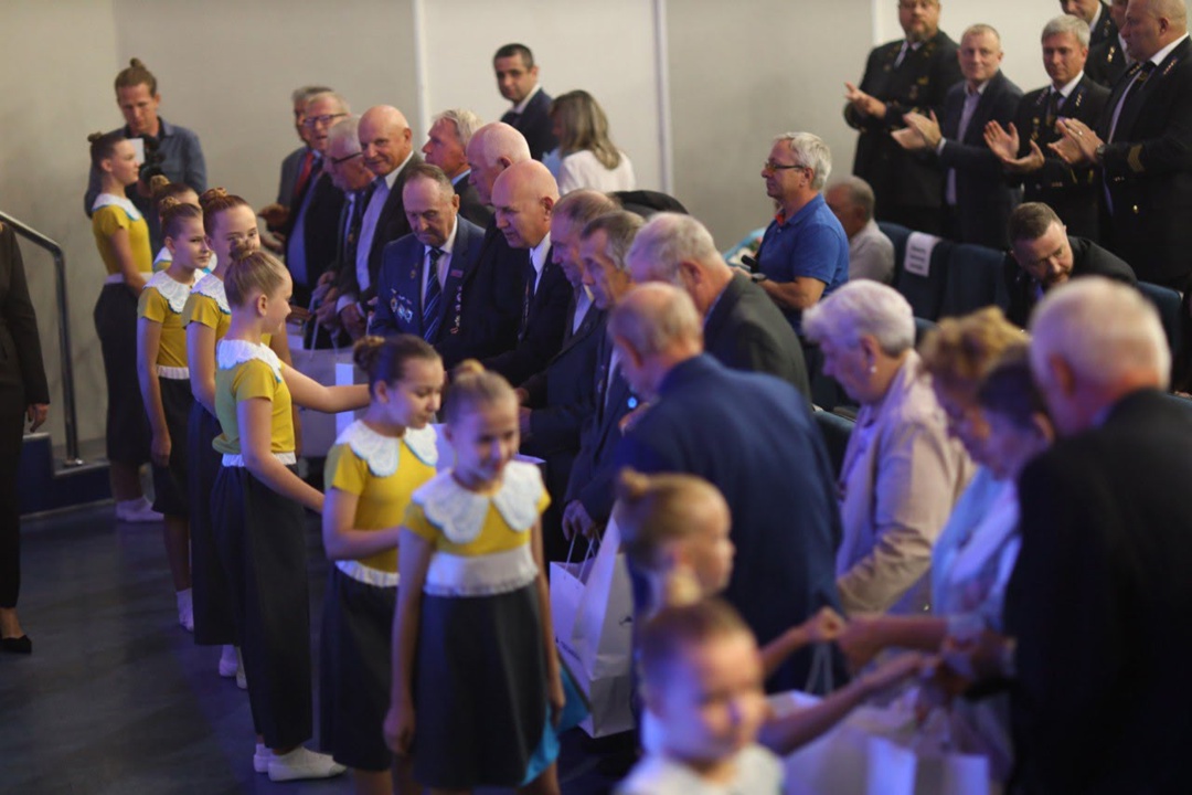 Чествование горняков продолжается! В Междуреченске собрались работники и ветераны Распадской угольной компании, чтобы отметить лучших