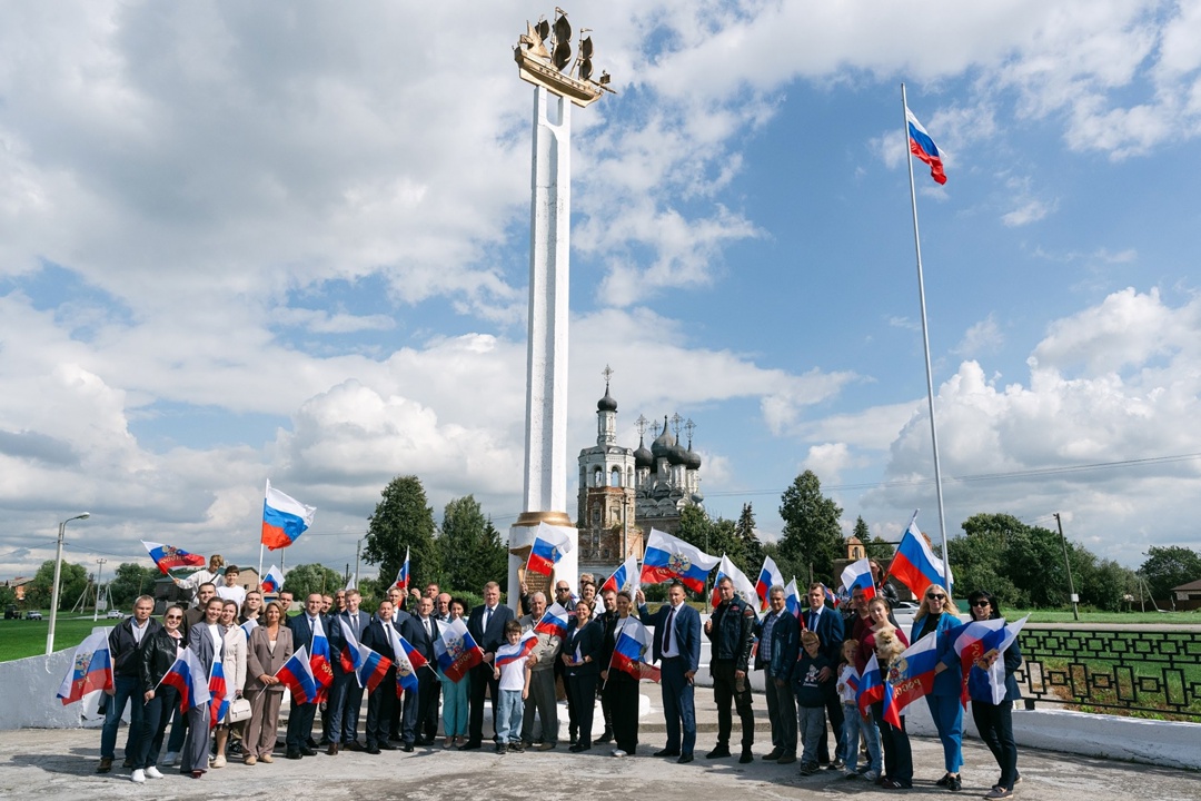 «Транснефть» в преддверии Дня Государственного флага России провела акцию «Родина триколора»