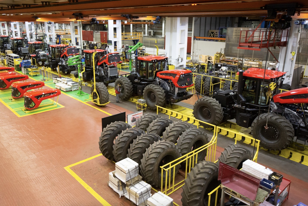 «Петербургский тракторный завод» на фоне падения спроса со стороны аграриев не исключает снижения объема производства сельхозтехники в этом году, сказал в…