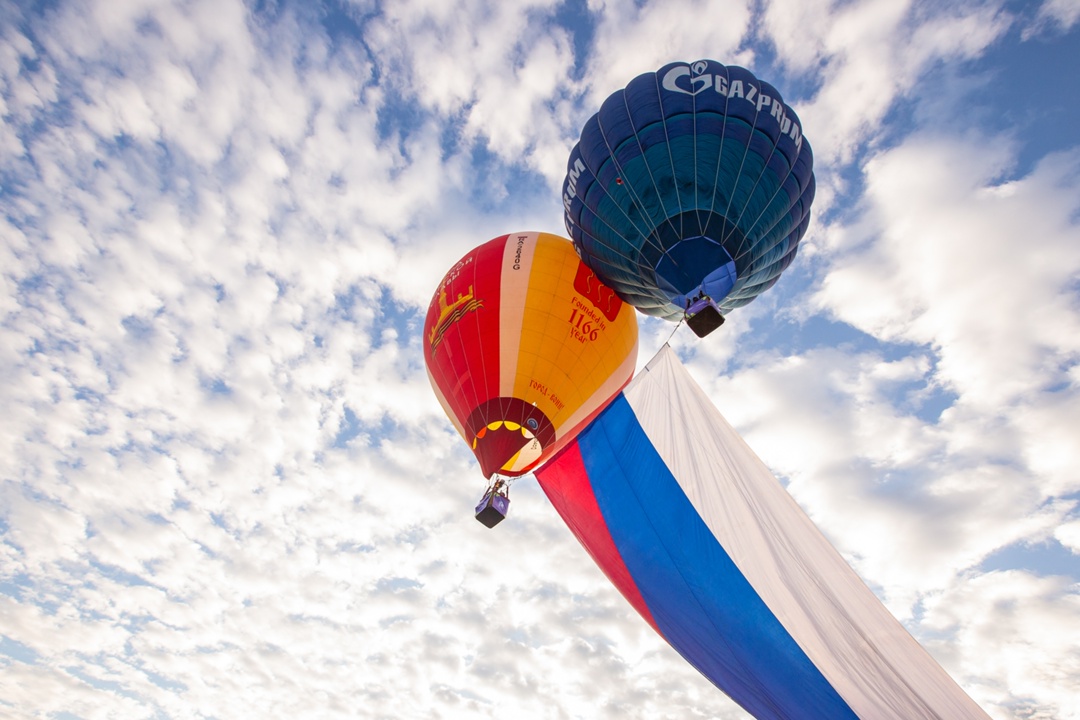 Яркие кадры из Псковской области. В День Государственного флага в Великих Луках с территории городской крепости аэростаты подняли в небо российский триколор…