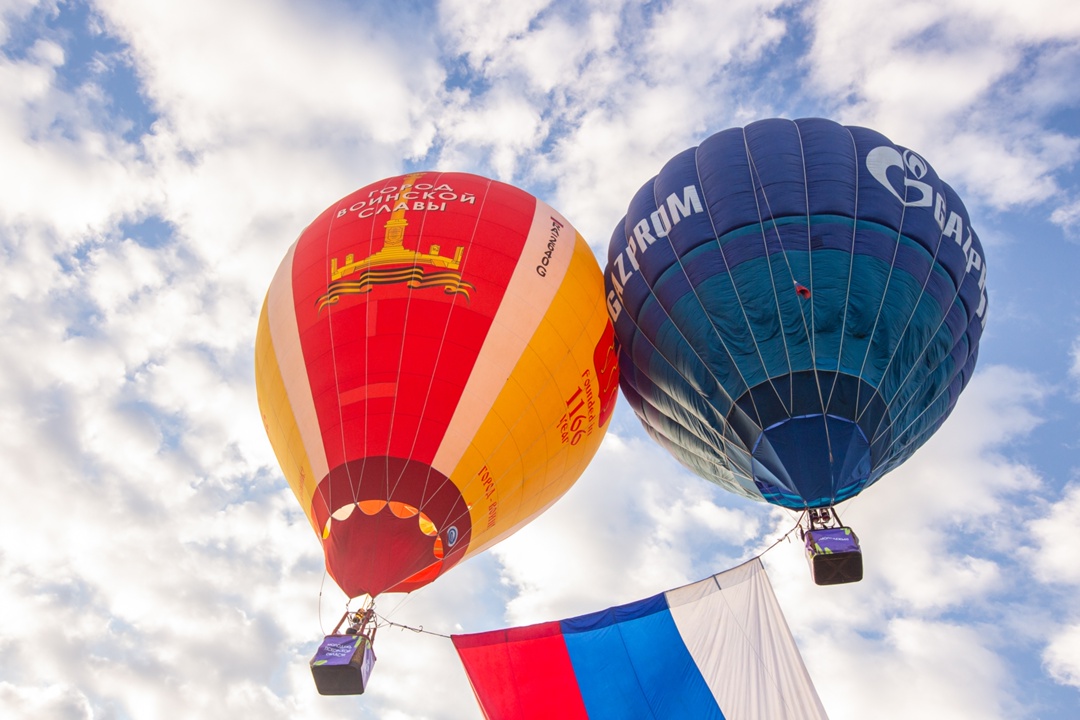 Яркие кадры из Псковской области. В День Государственного флага в Великих Луках с территории городской крепости аэростаты подняли в небо российский триколор…