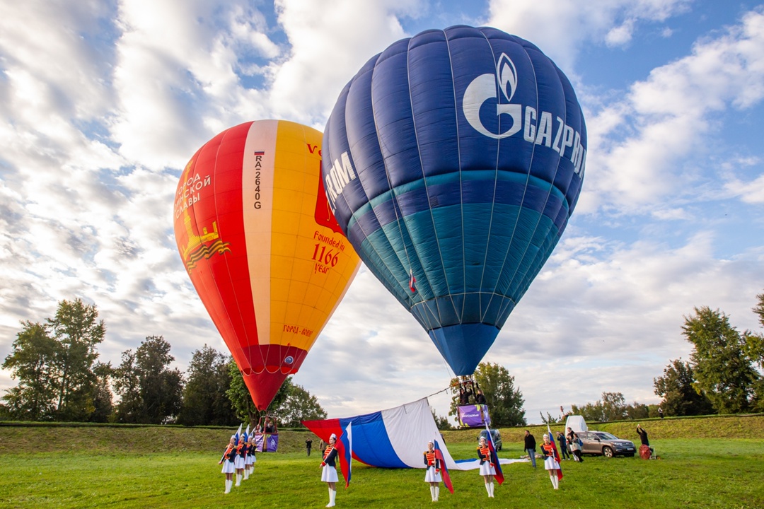 Яркие кадры из Псковской области. В День Государственного флага в Великих Луках с территории городской крепости аэростаты подняли в небо российский триколор…