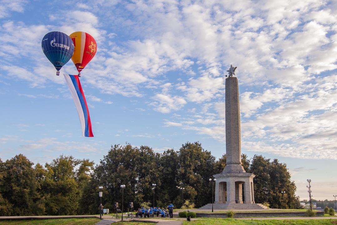 Яркие кадры из Псковской области. В День Государственного флага в Великих Луках с территории городской крепости аэростаты подняли в небо российский триколор…