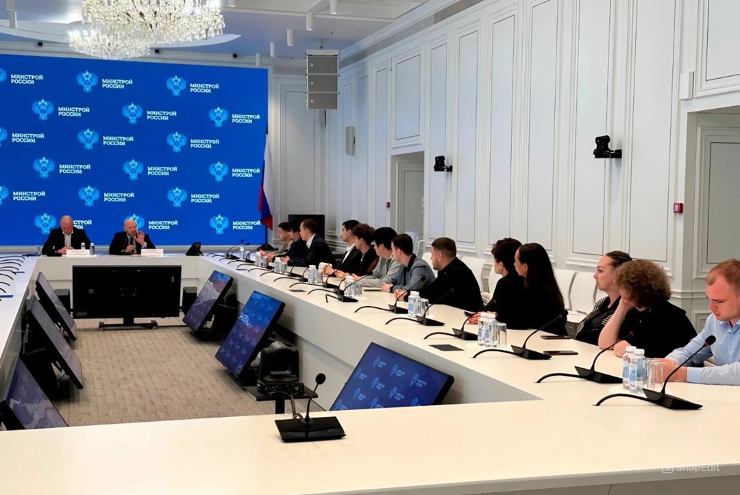 Накануне Дня Государственного флага РФ в Минстрое России прошла дискуссионная встреча Молодежного совета с ветераном боевых действий