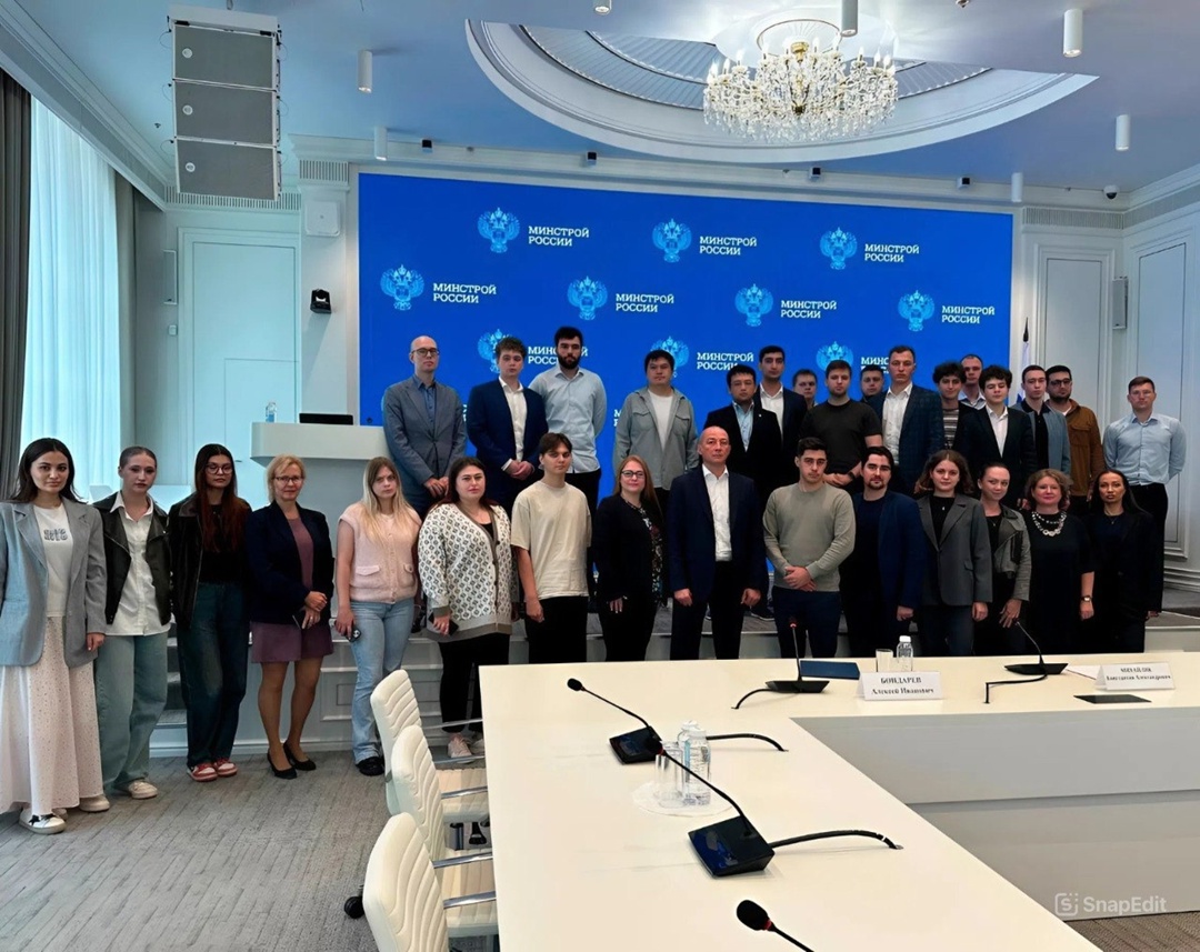 Накануне Дня Государственного флага РФ в Минстрое России прошла дискуссионная встреча Молодежного совета с ветераном боевых действий