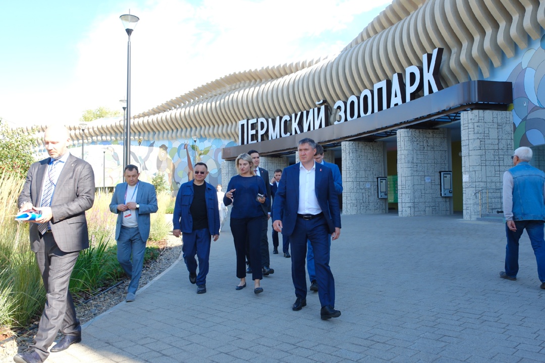 Министр строительства и ЖКХ РФ Ирек Файзуллин в рамках рабочей поездки в Пермский край осмотрел новый зоопарк в Перми