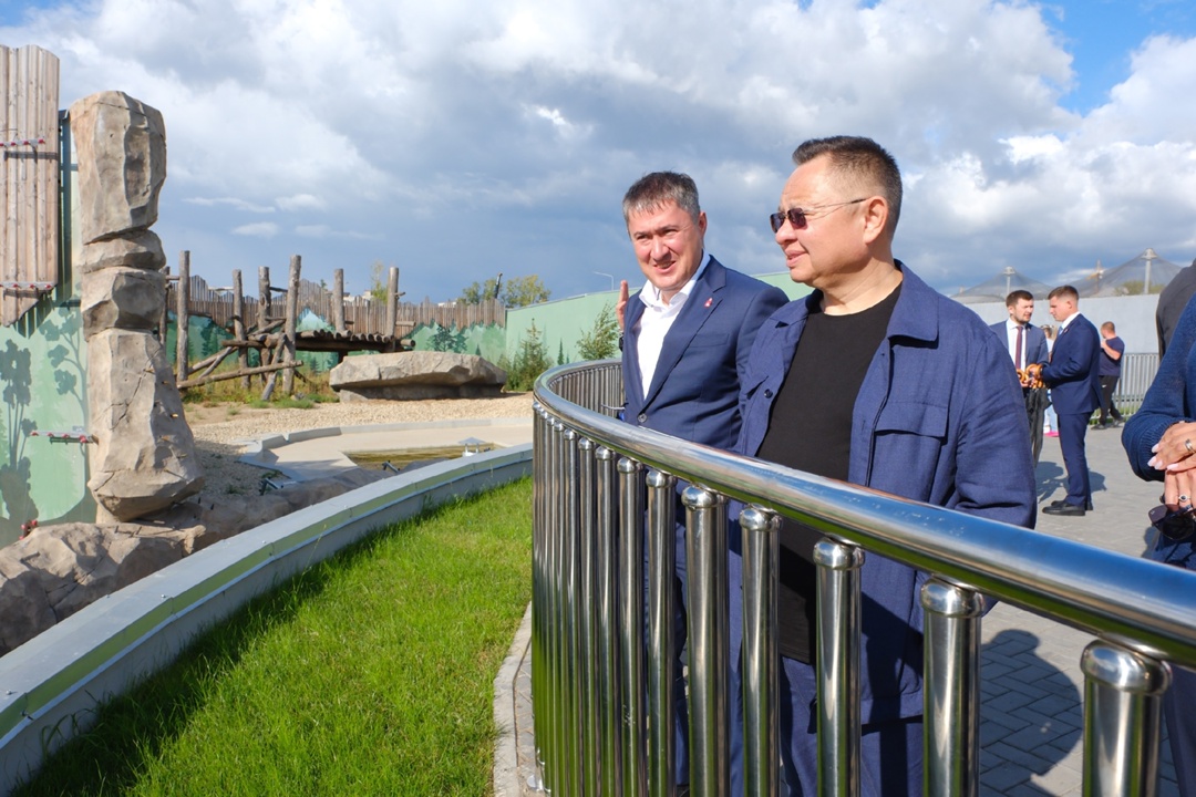 Министр строительства и ЖКХ РФ Ирек Файзуллин в рамках рабочей поездки в Пермский край осмотрел новый зоопарк в Перми