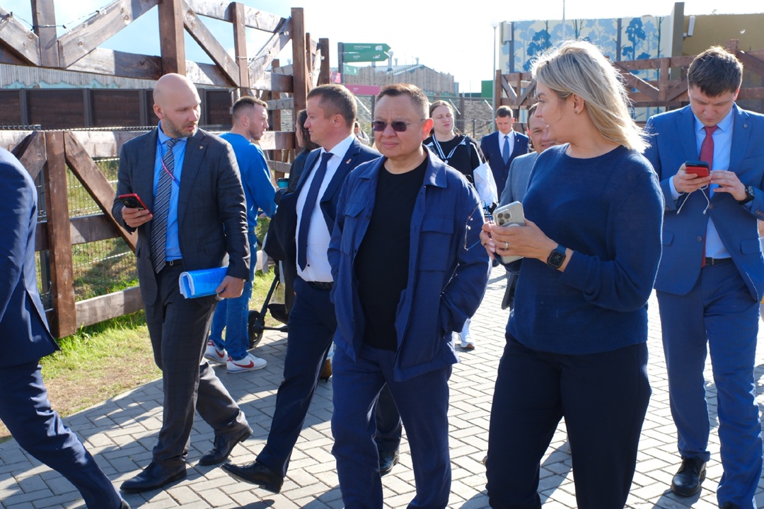 Министр строительства и ЖКХ РФ Ирек Файзуллин в рамках рабочей поездки в Пермский край осмотрел новый зоопарк в Перми