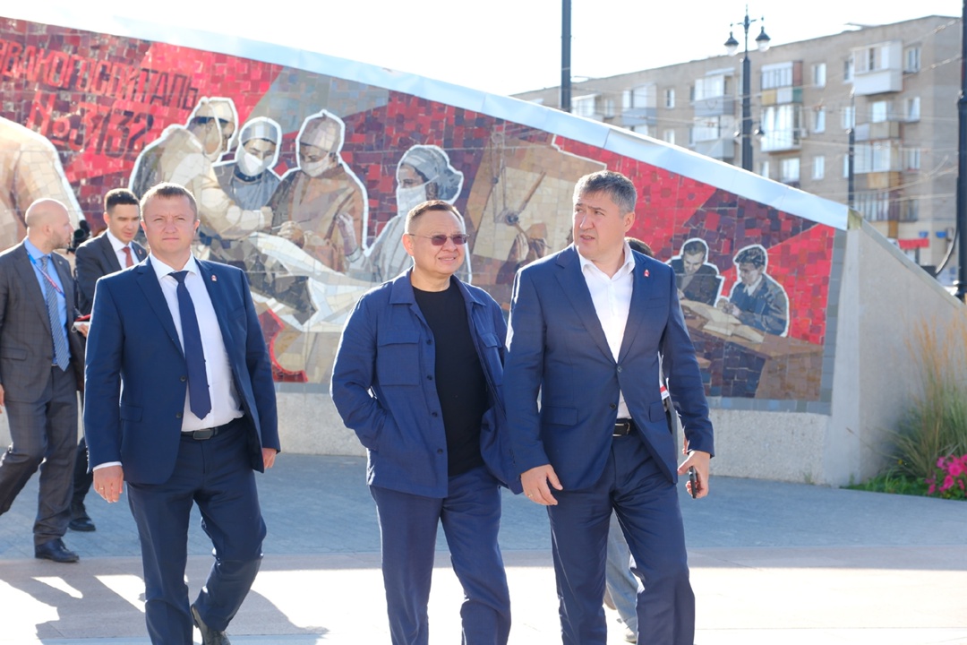 Министр строительства и ЖКХ РФ Ирек Файзуллин во время рабочей поездки в Пермь в День Государственного Флага РФ ознакомился с архитектурным ансамблем «Пермь —…