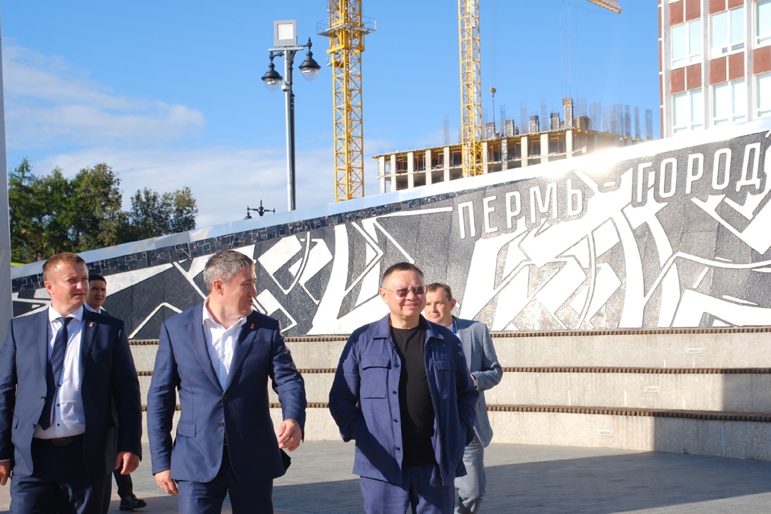 Министр строительства и ЖКХ РФ Ирек Файзуллин во время рабочей поездки в Пермь в День Государственного Флага РФ ознакомился с архитектурным ансамблем «Пермь —…