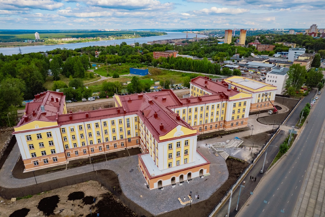 Министр строительства и ЖКХ РФ Ирек Файзуллин в рамках рабочей поездки в Пермь посетил социальные объекты