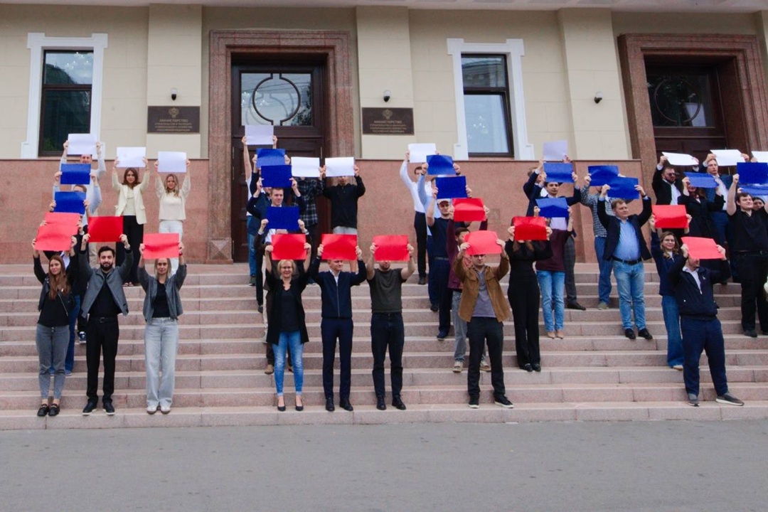 Участники Молодёжного совета Минстроя России присоединились к Всероссийскому флешмобу #Россия, приуроченному ко Дню Государственного флага