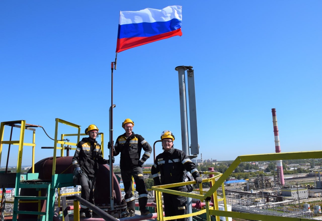 Поднимаем триколор! По всей стране сотрудники «Роснефти» отметили День Государственного флага праздничными акциями для детей и взрослых.