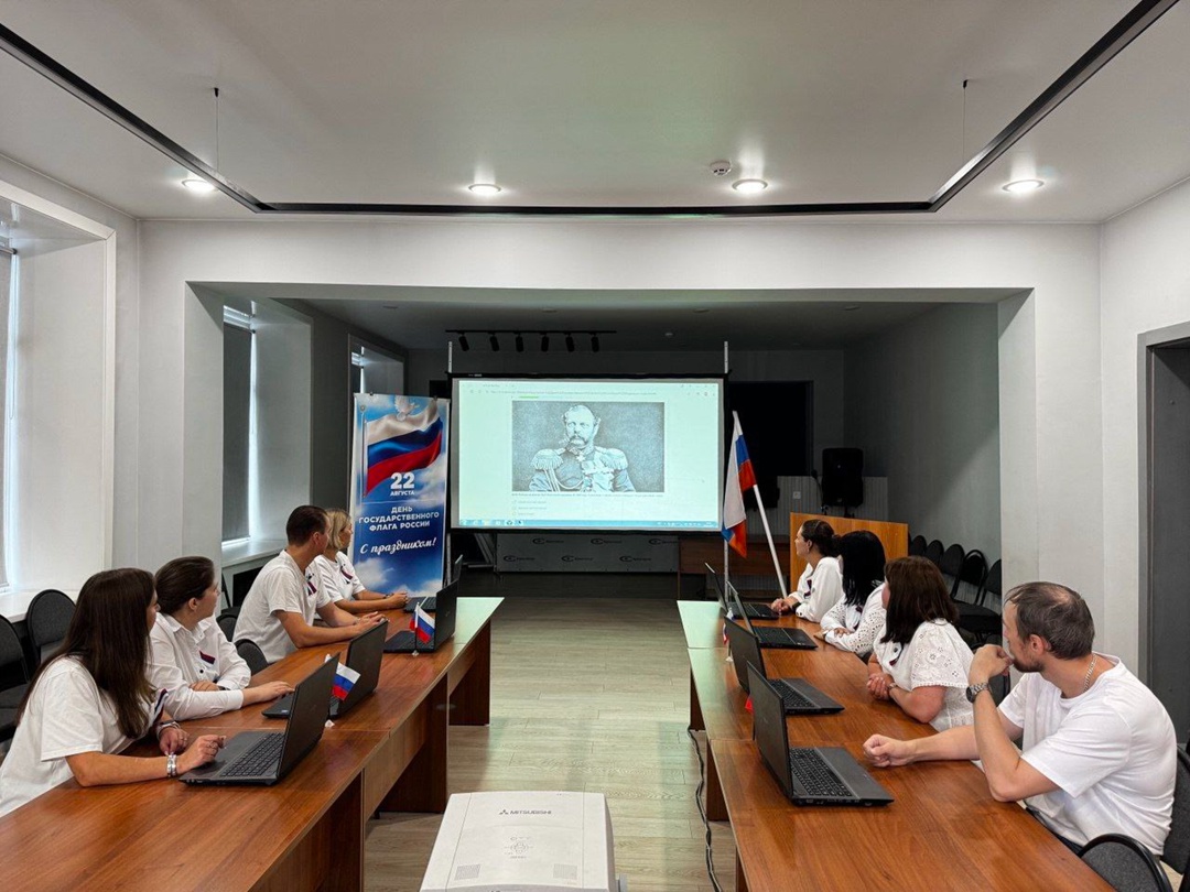 В День Государственного флага Российской Федерации молодые специалисты Иркутскстата поддержали всероссийскую акцию "Цвета Родины", флэшмоб "Символ народа".